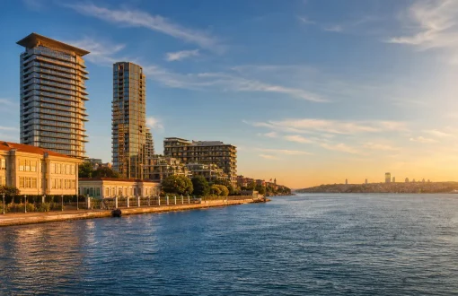 İstanbul Boğazı kıyısında altın saat ışığında konut ve şehir manzarası